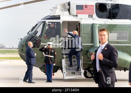 Il presidente Donald Trump salice a Marine One all'aeroporto internazionale Oâ€™Hare di Chicago lunedì 28 2019 ottobre durante il tragitto verso la zona di atterraggio di Soldier Field. Foto Stock