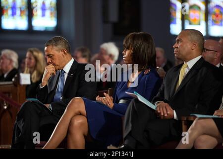 Il Presidente Barack Obama e la First Lady Michelle Obama partecipano ad un servizio di preghiera interreligiosa dedicato alle vittime dei bombardamenti della Maratona di Boston presso la Cattedrale della Santa Croce a Boston Mass. Aprile 18 2013. Il governatore del Massachusetts Deval Patrick è seduto sulla destra. Foto Stock