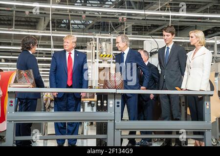 Al presidente Donald Trump si unisce Bernard Arnault CEO di LVMH Moet Hennessy Carlos Sousa, direttore generale di Louis Vuitton Manufacturing USA e consulente del presidente Ivanka Trump, partecipando a un tour giovedì 17 2019 ottobre al Louis Vuitton Workshop di Rochambeau ad Alvarado Texas. Foto Stock