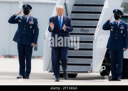 Il presidente Donald Trump si compiace per lo smembramento dell'Air Force One all'aeroporto Pitt-Greenville di Greenville S.C. giovedì 15 2020 ottobre ed è accolto da ospiti e sostenitori. Foto Stock