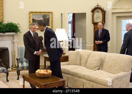 Il presidente Barack Obama parla con il leader della maggioranza del Senato Harry Reid dopo il loro incontro con il presidente della Camera Nancy Pelosi nell'Ufficio ovale 7 ottobre 2009. Foto Stock