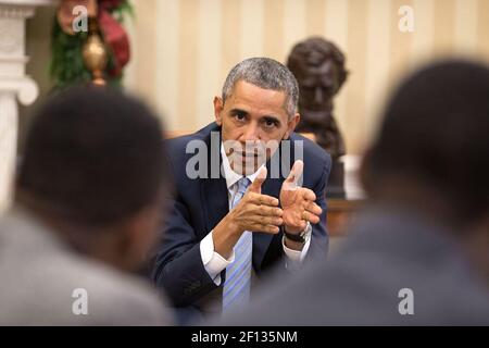 Il presidente Barack Obama incontra con i giovani locali e nazionali dei diritti civili leader nell'ufficio ovale, 1 dicembre, 2014. Foto Stock