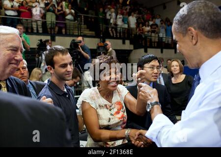 Il presidente Barack Obama saluta i membri del pubblico dopo un municipio sugli sforzi in corso per trovare un approccio equilibrato alla riduzione del deficit presso l'Università del Maryland College Park Rd. Luglio 22 2011. Foto Stock