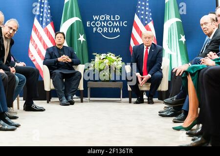 Il presidente Donald Trump si è Unito al segretario al commercio Wilbur Ross e ad altri membri della delegazione statunitense, incontrando il primo ministro della Repubblica islamica del Pakistan Imran Khan durante il 50° incontro annuale del World Economic Forum martedì 21 2020 gennaio al Davos Congress Center di Davos Svizzera. Foto Stock