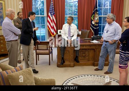 Il presidente Barack Obama parla con i consulenti senior dell'Ufficio ovale per discutere gli sforzi in corso nei colloqui sul limite del debito e sulla riduzione del deficit il 31 2011 luglio. Nella foto di sinistra sono: Vice Presidente Joe Biden; Rob Nabors Assistente al Presidente per gli Affari legislativi; Direttore OMB Jack Lew; Pete Rouse Consigliere al Presidente; e Senior Advisor Valerie Jarrett. Foto Stock