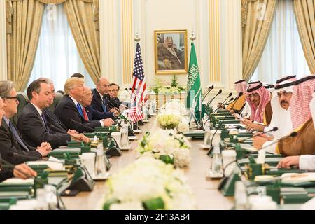 Il presidente Donald Trump e i membri della delegazione degli Stati Uniti partecipano sabato 20 2017 maggio a un incontro bilaterale con il re Salman bin Abdulaziz al Saud e con i funzionari dell'Arabia Saudita al Palazzo reale della Corte di Riyadh in Arabia Saudita. Foto Stock