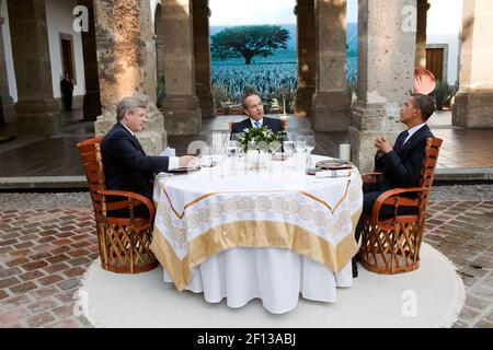 Il primo ministro canadese del presidente Barack Obama Stephen Harper ha lasciato e il centro del presidente messicano Felipe Calderon si siede per una cena di lavoro al vertice dei leader nordamericani a Guadalajara, Messico, il 10 2009 agosto. Foto Stock