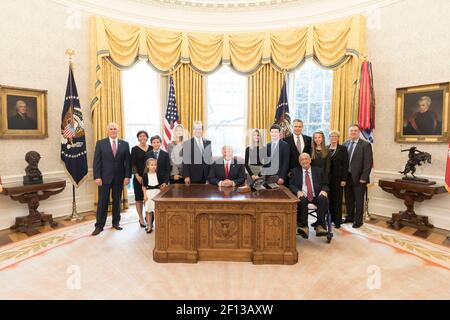 Il Presidente Donald Trump e il Vice Presidente Mike Pence con il nuovo Segretario della Sanità e dei servizi umani degli Stati Uniti Alex Azar e i membri della sua famiglia Foto Stock