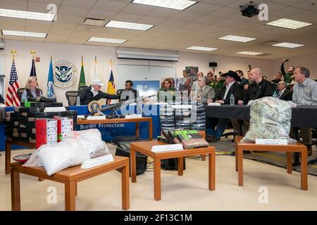 Il Presidente Donald Trump ha aderito al Segretario del Dipartimento della sicurezza interna Kirstjen Nielsen ha lasciato la sua parte per partecipare a una tavola rotonda sull'immigrazione e la sicurezza dei confini giovedì 10 2019 gennaio presso la stazione McAllen di pattuglia di confine degli Stati Uniti a McAllen, Texas. Foto Stock