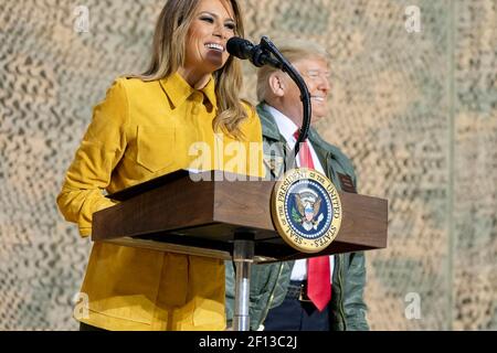 La First Lady Melania Trump cui ha aderito il presidente Donald Trump rivolge le sue osservazioni alle truppe statunitensi mercoledì 26 2018 dicembre presso la base aerea di al-Asad in Iraq. Foto Stock