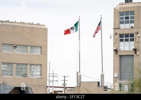 Le bandiere degli Stati Uniti e del Messico volano giovedì 10 2019 gennaio sopra la stazione di pattuglia di confine degli Stati Uniti McAllen del Texas di McAllen. Foto Stock