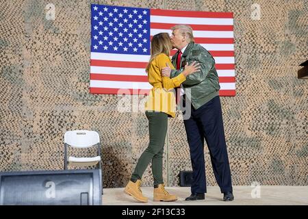 Il presidente Donald Trump dà alla First Lady Melania Trump un bacio dopo il suo discorso alle truppe statunitensi mercoledì 26 2018 dicembre presso la base aerea di al-Asad in Iraq. Foto Stock