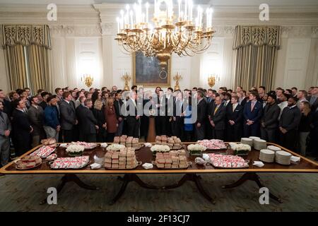 Il presidente Donald Trump dà il benvenuto ai campioni nazionali di calcio della Divisione i del FCS 2018, il North Dakota Bison lunedì 4 marzo 2019, nella Sala da pranzo dello Stato della Casa Bianca. Foto Stock