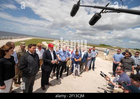 Il presidente Donald Trump è entrato a far parte del governatore della Florida Ron DeSantis nei suoi interventi venerdì 29 2019 marzo durante la visita del presidente Trump alla Herbert Hoover Dyke di 143 miglia nel lago Okeechobee Fla. La diga che circonda il lago Okeechobee fa parte del sistema Kissimmee-Okeechobee Everglades che riduce l'impatto delle inondazioni nelle aree di Florida meridionale. Foto Stock