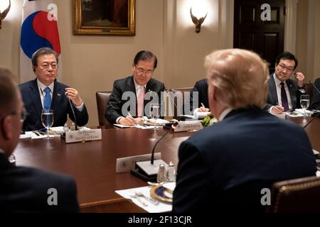 Il presidente Donald Trump incontra il presidente Moon Jae-in della Repubblica di Corea giovedì 11 2019 aprile durante un pranzo di lavoro nella Sala del Gabinetto della Casa Bianca. Foto Stock