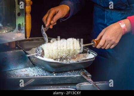 Torta cosparsa di polvere Foto Stock