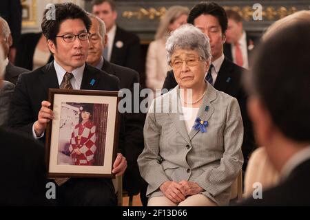 Il presidente Donald Trump ascolta le famiglie dei rapiti dalla Corea del Nord mentre mostrano foto e racconti dei loro cari al Palazzo Akasaka lunedì 27 2019 maggio a Tokyo. Foto Stock