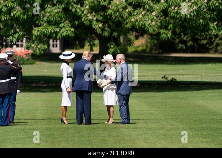 Il presidente Donald Trump e la First Lady Melania Trump sono accolti dal principe di Galles britannico e dalla duchessa di Cornovaglia dopo lo sbarco di Marine One a Buckingham Palace lunedì 3 giugno 2019 a Londra. Foto Stock