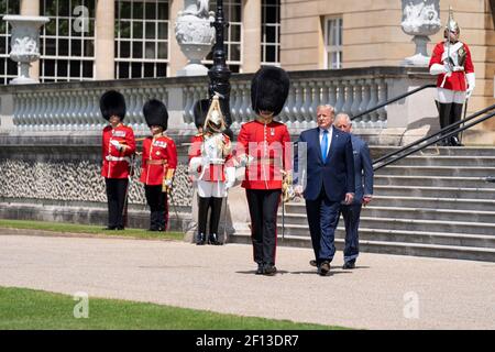 Il presidente Donald Trump ha Unito il principe Charles ispeziona la Guardia d'onore durante la cerimonia ufficiale di benvenuto a Buckingham Palace lunedì 3 giugno 2019 a Londra. Foto Stock