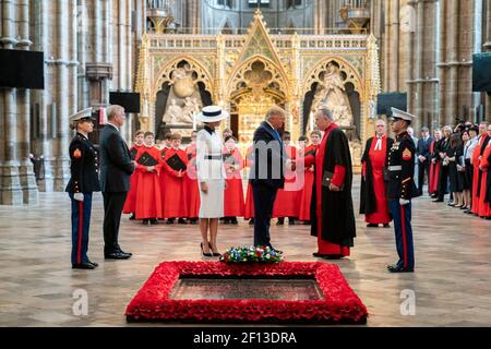 Il presidente Donald Trump si è Unito alla First Lady Melania Trump scuote le mani con il decano di Westminster, il reverendo Dr. John Hall durante una cerimonia di deposizione della corona alla Tomba del Guerriero Ignoto lunedì 3 giugno 2019 presso l'abbazia di Westminster a Londra. Foto Stock