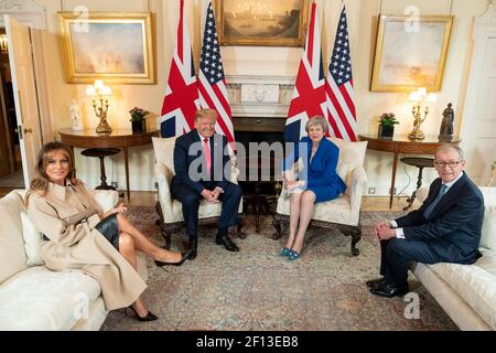 Presidente Donald Trump First Lady Melania Trump il primo ministro britannico Theresa May e suo marito Philip May posano per una foto al n° 10 Downing Street martedì 4 giugno 2019 a Londra. Foto Stock