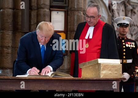 Il Presidente Donald Trump ha aderito al Decano dell'Abbazia di Westminster il reverendo Dr. John Hall firma il libro degli ospiti all'Abbazia di Westminster lunedì 3 giugno 2019 a Londra. Foto Stock