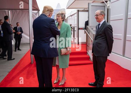 Il presidente Donald Trump è accolto dal primo ministro britannico Theresa May e dal marito Philip May martedì 4 giugno 2019 prima della cerimonia di commemorazione in onore del 75° anniversario del D-Day di Porstmouth. Foto Stock