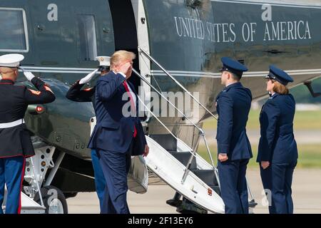 Il presidente Donald Trump torna in saluto quando arriva martedì 18 2019 giugno alla Joint base Andrews Maryland mentre si prepara a salire a bordo dell'Air Force One per il suo volo a Orlando, Florida. Foto Stock