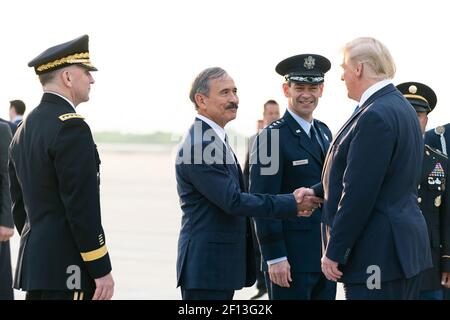 Il presidente Donald Trump stringe le mani con l'ambasciatore degli Stati Uniti nella Repubblica di Corea del Sud Harry B. Harris Jr., che è accolto all'arrivo sabato 29 2019 giugno alla base aerea di Osan nella Repubblica di Seoul in Corea. Foto Stock