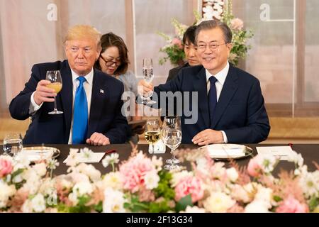 Il presidente Donald Trump si unisce a un brindisi con il presidente della Repubblica di Corea del Sud Moon Jae-in durante la cena sabato sera 29 2019 giugno presso la Casa del tè alla Casa Blu di Seoul. Foto Stock