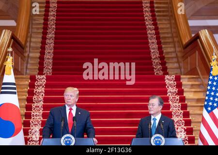 Il presidente Donald Trump e il presidente della Repubblica di Corea del Sud Moon Jae-in partecipano a una conferenza stampa congiunta alla Blue House domenica 30 2019 giugno a Seul. Foto Stock