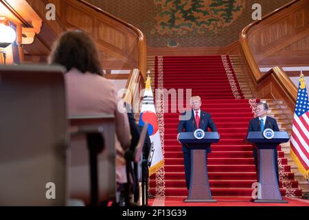 Il presidente Donald Trump e il presidente della Repubblica di Corea del Sud Moon Jae-in partecipano a una conferenza stampa congiunta alla Blue House domenica 30 2019 giugno a Seul. Foto Stock