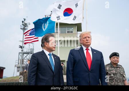 Il presidente Donald Trump si è Unito al presidente della Repubblica di Corea del Sud Moon Jae-in tournée nella zona demilitarizzata coreana domenica 30 2019 giugno tra la Corea del Nord e la Corea del Sud. Foto Stock