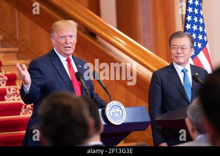 Il presidente Donald Trump e il presidente della Repubblica di Corea del Sud Moon Jae-in partecipano a una conferenza stampa congiunta alla Blue House domenica 30 2019 giugno a Seul. Foto Stock