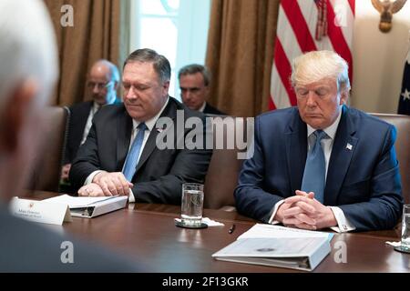 Il presidente Donald Trump ha Unito il vice presidente Mike Pence è visto la preghiera con i membri del suo gabinetto martedì 16 2019 luglio nella stanza del gabinetto della Casa Bianca. Foto Stock