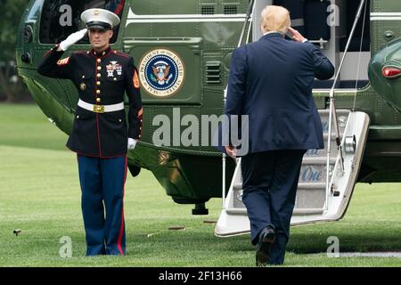 Il presidente Donald Trump torna in auge mentre salirà a bordo di Marine One sul South Lawn of the White House mercoledì 17 2019 luglio per iniziare il suo viaggio nella Carolina del Nord. Foto Stock