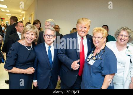 Il presidente Donald Trump e la First Lady Melania Trump incontrano il personale ospedaliero delle famiglie sopravvissute e i soccorritori mercoledì 7 agosto 2019 al Miami Valley Hospital di Dayton, Ohio. Foto Stock