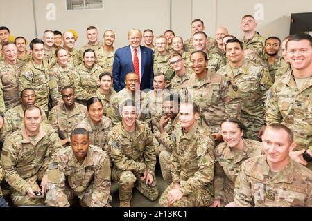 Il presidente Donald Trump si pone con le truppe statunitensi giovedì 28 novembre 2019 alla base aerea di Bagram Afghanistan dopo un Ringraziamento a sorpresa visita Foto Stock