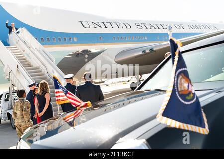 Il presidente Donald Trump saluta dalla cima dell'Air Force One all'Albuquerque International Sunport di Albuquerque N.M. Martedì 17 2019 settembre in viaggio per Moffett Federal Airfield in Mountain View California. Foto Stock