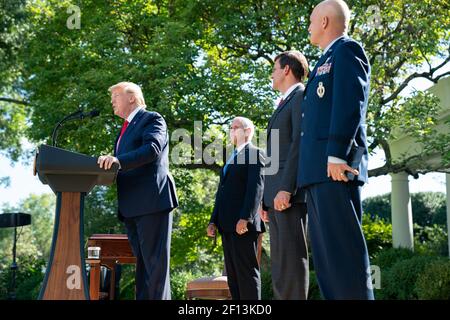 Il Presidente Donald Trump ha aderito al Vice Presidente Mike Pence Segretario della Difesa Mark Esper e al Generale John â€Jayâ€ Raymond Comandante di USSPACECOM rilascia commenti all'istituzione del comando spaziale degli Stati Uniti (USSPACECOM) giovedì 29 2019 agosto nel Rose Garden della Casa Bianca. Foto Stock