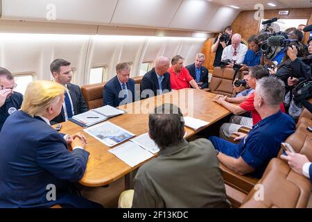 Il presidente Donald Trump convoca un briefing sugli uragani con il vice amministratore dell'Agenzia federale per la gestione delle emergenze Peter T. Gaynor Dipartimento della sicurezza interna Segretario d'azione Kevin McAleenan North Carolina Governatore Roy Cooper e altri funzionari lunedì 9 settembre 2019 a bordo dell'Air Force One durante una sosta a Havelock N.C. (Foto ufficiale della Casa Bianca Shealah Craighead) Foto Stock