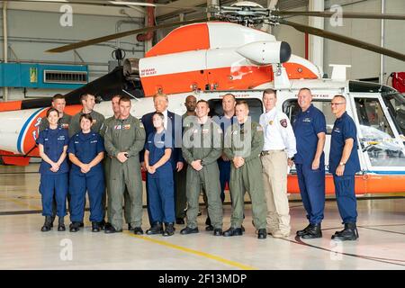 Il presidente Donald Trump mette in posa per delle foto con il personale della Guardia Costiera degli Stati Uniti durante il suo briefing sulla tempesta tropicale Idelda Domenica 22 2019 settembre presso l'Hangar della Guardia Costiera degli Stati Uniti a Houston, Texas. Foto Stock