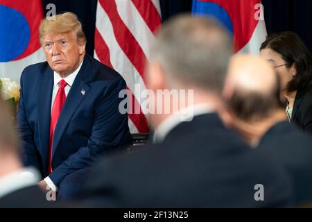 Il presidente Donald Trump partecipa a un incontro bilaterale con il presidente sudcoreano Moon Jae-in lunedì 23 2019 settembre presso l'InterContinental New York Barclay a New York City. Foto Stock