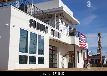 Augusta, GA USA - 01 06 21: Una casa bianca con una bandiera americana appesa a una ferrovia Foto Stock