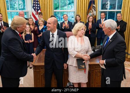 Il Presidente Donald Trump partecipa al cerimoniale giuramento del Segretario del lavoro Eugene Scalia nell'Ufficio ovale lunedì 30 2019 settembre. Foto Stock