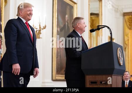 Il presidente Donald Trump ascolta il senatore Lindsey Graham R-S.C. commenta le osservazioni durante la manifestazione delle pietre miliari della conferma giudiziaria federale mercoledì 6 novembre 2019 nella Sala Est della Casa Bianca. Foto Stock