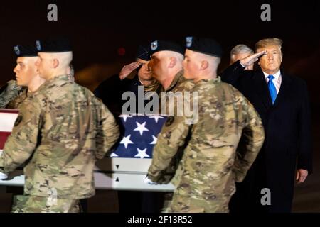 Il presidente Donald Trump saluta durante la dignitosa cerimonia di trasferimento giovedì sera novembre 21 2019 alla base dell'aeronautica di dover in Dover del. Per il responsabile del mandato 2 David C. Knadle di Tarrant Texas e il Chief Warrant Officer 2 Kirk T. Fuchigami Jr. Di Keaau Hawaii che sono stati uccisi mercoledì in Un incidente di elicottero in Afghanistan. Foto Stock