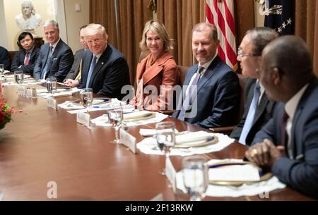 Al presidente Donald Trump si unisce l'ambasciatore degli Stati Uniti presso l'Artigianato americano Kelly e il personale senior della Casa Bianca, mentre assistono a un pranzo con i rappresentanti permanenti del Consiglio di sicurezza delle Nazioni Unite giovedì 5 dicembre 2019 nella stanza del Gabinetto della Casa Bianca. Foto Stock