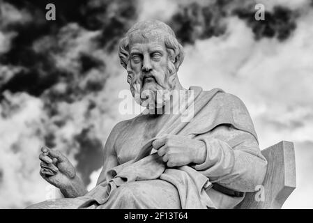 Statua di Platone di fronte all'Accademia di Atene ad Atene, Grecia (bianco e nero) Foto Stock