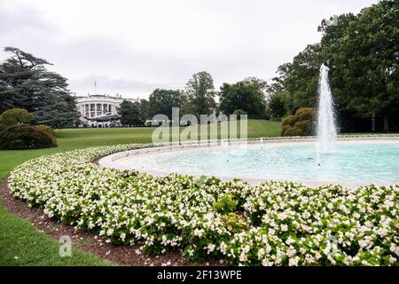 Marine One, che porta il presidente Donald Trump, si alza dal prato meridionale della Casa Bianca venerdì 24 2020 luglio per iniziare il suo viaggio nel New Jersey. Foto Stock